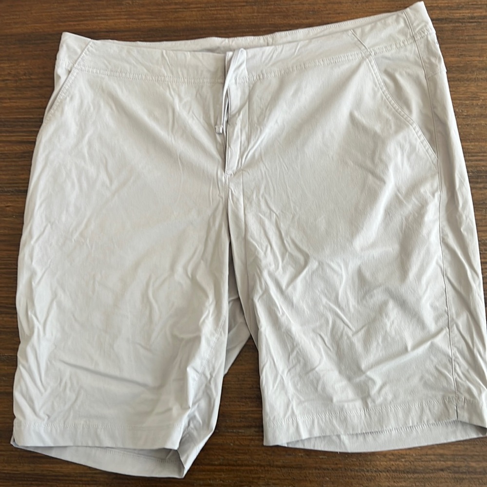 Woman’s Columbia Omni Wic Shorts
